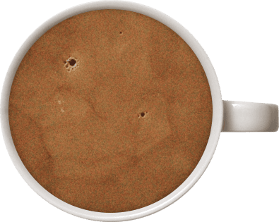 Una taza de café con una taza marrón sobre un fondo blanco.